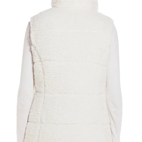 NWT Women’s White Sherpa Vest by Weatherproof Size M with small defect (699) - Picture 2 of 6